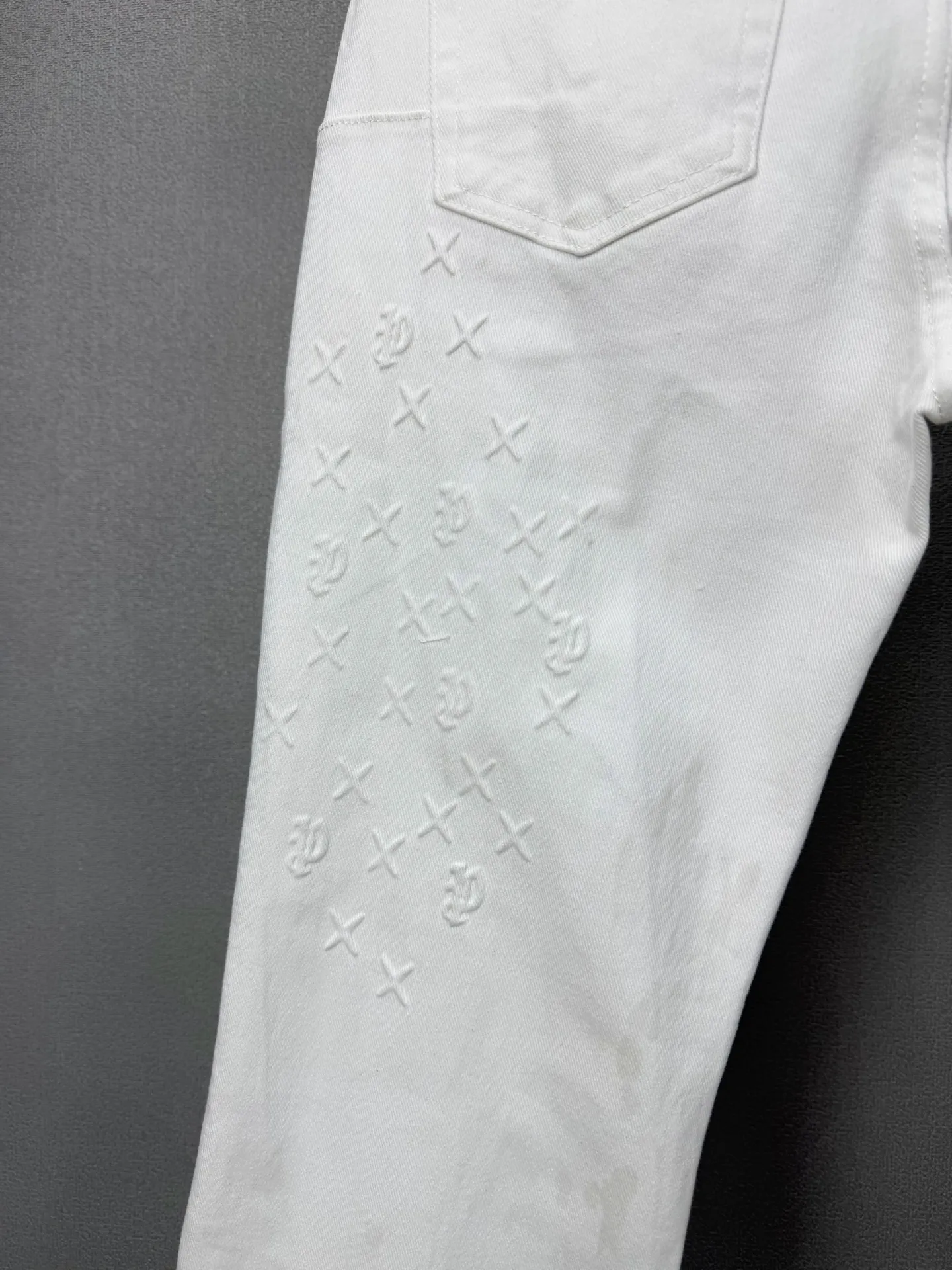 PURPLE BRAND 2026New Arrival Pure White Embossed Couple Style Washed Loose Bootcut Jeans High Version High Version Top Ceiling Quality Styles with different washed textures are very friendly to people with thin legs and thick legs. The loose bootcut style is very flattering to the leg shape. Moderate length that never goes out of style, easy to match with casual, basic styling for various styles, a must-have in the wardrobe! The fabric is stiff but also makes the upper body soft without losing texture. The washing process is even more perfect. It is a must-have item for everyone! ! ! Washed wheat, hang tag, pants label, three labels complete Color: Black, White Size: 28, 30, 32, 34, 36 (five sizes)
